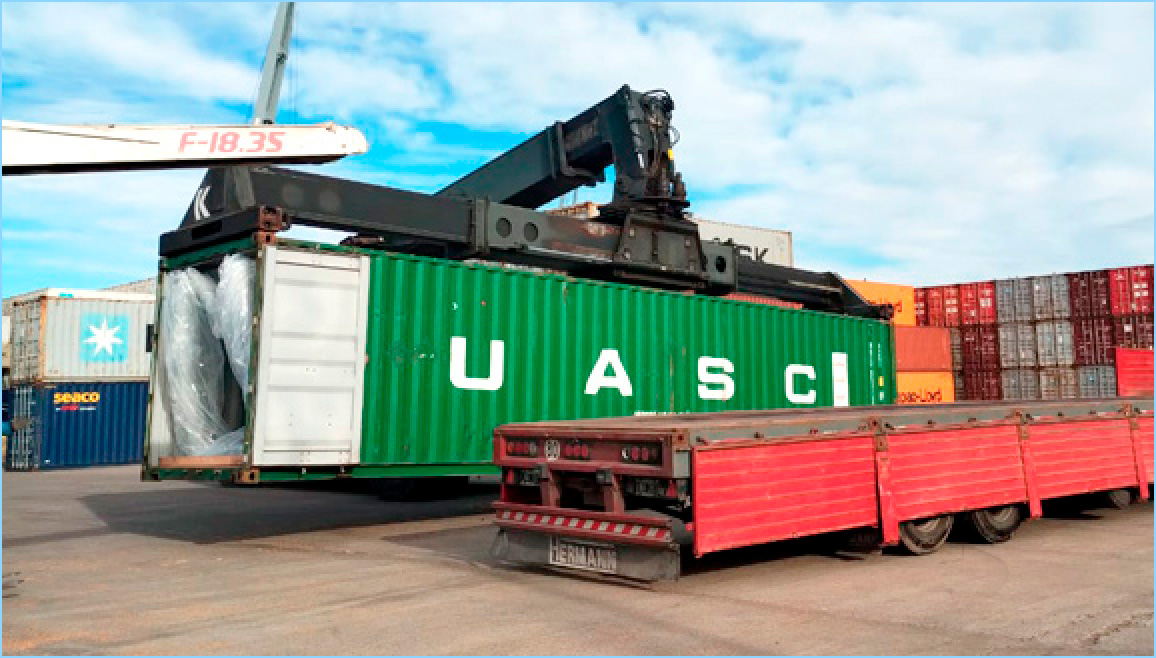 Carga y manipulación de contenedores en puerto