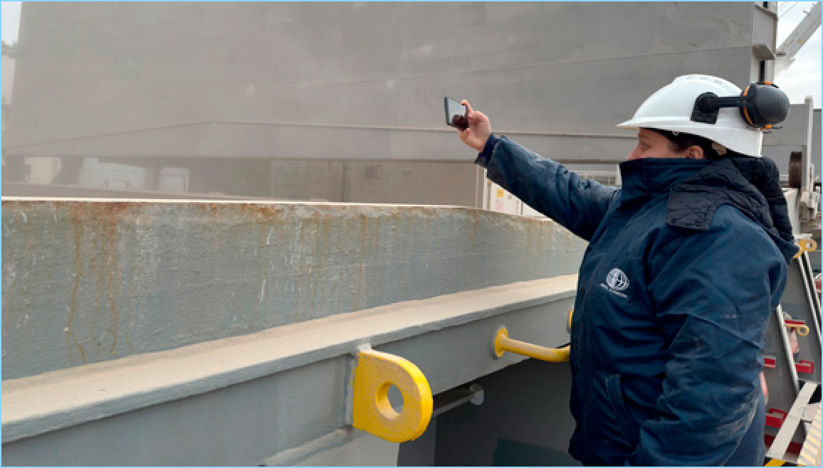 Verificación visual y registro fotográfico de bodega de buque